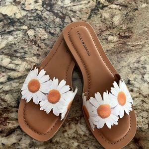 Lucky brand sandals white and yellow daisies